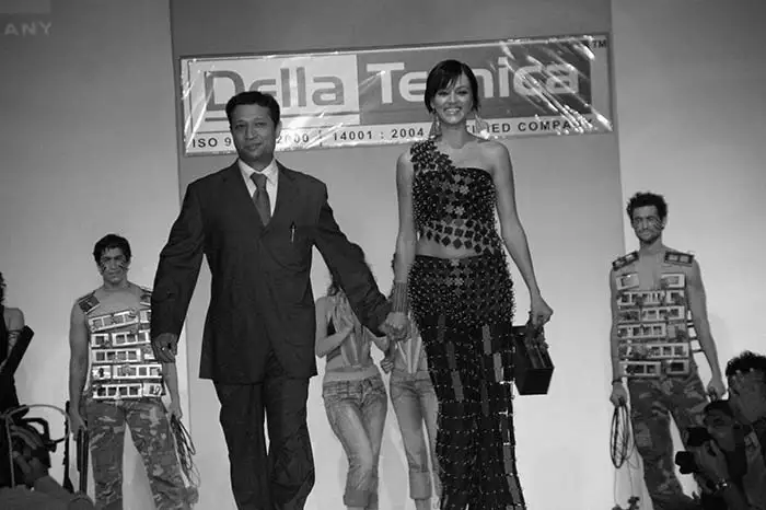 Jimmy Mistry presenting the Della Design Show where architecture and construction materials were used in fashion in 2006