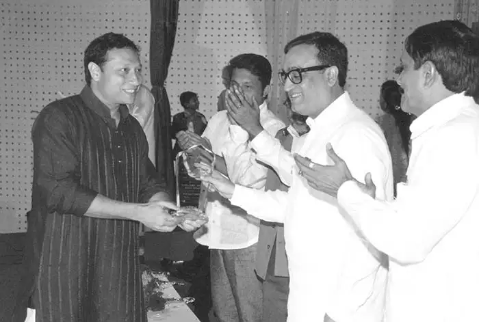 Jimmy Mistry receiving award for outstanding infrastructure development in Daman and Diu in 2010